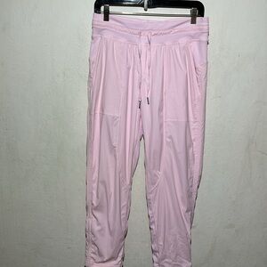 Lululemon Dance Studio Mid-Rise Lined Crop 25"
Strawberry Milkshake Size 6